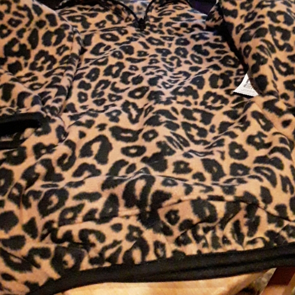 NWT-- POLAR FLEECE , ANIMAL PRINT.  ( SIZE  SMALL - Picture 4 of 6